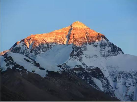 ਮਾਊਂਟ ਐਵਰੈਸਟ 'ਤੇ ਕਿਹੋ ਜਿਹਾ ਕੂੜਾ ਹੈ- ਮਾਊਂਟ ਐਵਰੈਸਟ 'ਤੇ ਫੈਲੇ ਕੂੜੇ ਦੀ ਗੱਲ ਕਰੀਏ ਤਾਂ ਇੱਥੇ ਬੋਤਲਾਂ, ਖਾਣ-ਪੀਣ ਦੀਆਂ ਵਸਤੂਆਂ, ਆਕਸੀਜਨ ਕੈਨ, ਫੂਡ ਪੈਕਿੰਗ ਰੈਪਰ, ਮੈਡੀਕਲ ਰੈਪਰ, ਮੈਡੀਕਲ ਸਾਮਾਨ, ਮਸ਼ੀਨਾਂ, ਚੜ੍ਹਨ ਦਾ ਸਾਮਾਨ ਆਦਿ ਦਾ ਵੱਡਾ ਕੂੜਾ ਹੈ।