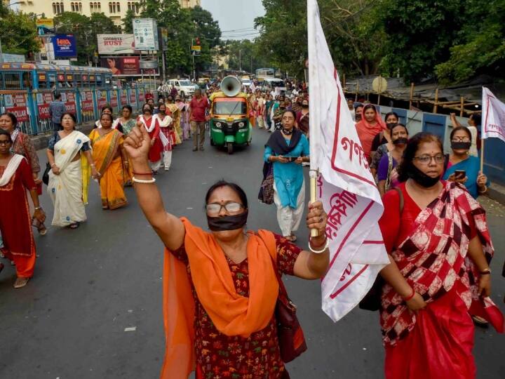 उनके समर्थकों ने उनके चारों ओर घेरा बनाया हुआ था. पहलवान ‘हर की पौड़ी’ पहुंचकर करीब 20 मिनट तक चुपचाप खड़े रहे. फिर वे गंगा नदी के किनारे अपने पदक हाथ में लेकर बैठ गए. बजरंग 40 मिनट बाद वहां पहुंचे. विनेश के पति सोमबीर राठी के पास एशियाई खेलो में विनेश के जीते पदक थे. साक्षी के हाथ में रियो ओलंपिक का कांस्य पदक था.