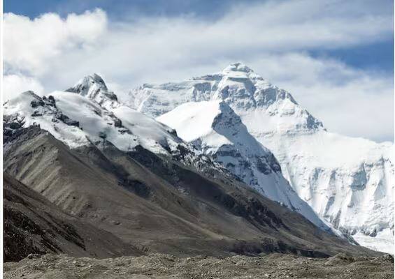 ਮਾਊਂਟ ਐਵਰੈਸਟ 'ਤੇ ਕਿੰਨਾ ਕੂੜਾ? - ਮਾਊਂਟ ਐਵਰੈਸਟ 'ਤੇ ਕਈ ਟਨ ਕੂੜਾ ਹੈ। ਇਸ ਸਬੰਧੀ ਨੇਪਾਲ ਦੀ ਫੌਜ ਨੇ ਕਈ ਵਾਰ ਪ੍ਰੋਗਰਾਮ ਚਲਾਏ ਹਨ ਅਤੇ ਮਾਊਂਟ ਐਵਰੈਸਟ ਤੋਂ ਕਈ ਟਨ ਕੂੜਾ ਇਕੱਠਾ ਕੀਤਾ ਹੈ। ਮੰਨਿਆ ਜਾ ਰਿਹਾ ਹੈ ਕਿ ਐਵਰੈਸਟ 'ਤੇ ਅਜੇ ਵੀ ਕਾਫੀ ਕੂੜਾ ਪਿਆ ਹੈ ਅਤੇ ਹੁਣ ਸਿਰਫ ਸੀਮਤ ਲੋਕਾਂ ਨੂੰ ਹੀ ਇਸ ਦਾ ਪਰਮਿਟ ਦਿੱਤਾ ਜਾ ਰਿਹਾ ਹੈ।
