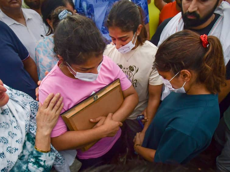 Wrestlers Protest Medals Ganga Hunger Strike 'Until Death' India Gate Farmers leader Naresh Tikait Wrestlers Agree Not To Immerse Medals In Ganga, Hand Them Over To Naresh Tikait With Rider: VIDEO