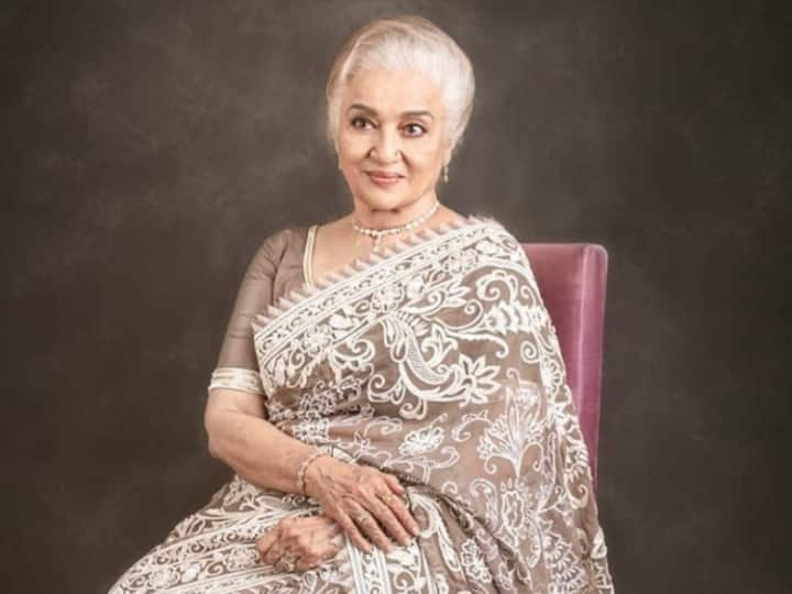 Asha Parekh Love Life: बॉलीवुड की दिग्गज एक्ट्रेस आशा पारेख ने पर्दे पर खूब शोहरत कमाई. लेकिन एक्ट्रेस की पर्सनल लाइफ काफी दर्द से गुजरी है. आज हम आपको उनकी लव लाइफ से रूबरू करवाने जा रहे हैं.