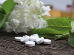 क्या सच में होम्योपैथी दवाएं लेट असर दिखाती हैं? गंभीर बीमारियों में कितनी काम की हैं ये दवाइयां