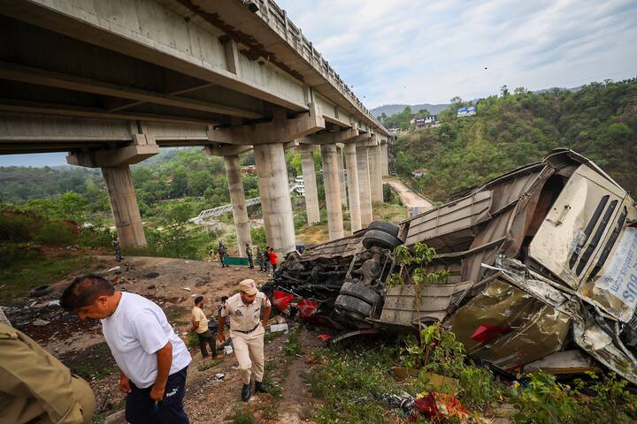 Jammu Bus Accident:  जम्मूजवळ एका खासगी बसचा भीषण अपघात झाला आहे. या अपघातमध्ये 10 जणांचा जागीच मृत्यू झाला आहे.