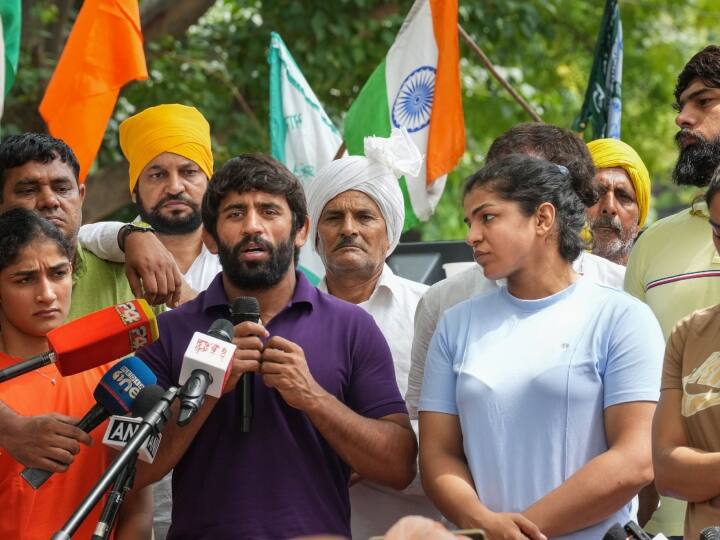Wrestler Protest: दिल्ली में धरना रहे बजरंग पुनिया का एलान, गंगा में बहाएंगे ओलंपिक मेडल, कहा- 'हमारे जीने का भी कोई मतलब नहीं' Wrestler protest Bajrang Punia announced throw Olympic medals in Ganga Haridwar says no point in our living Wrestler Protest: दिल्ली में धरना रहे बजरंग पुनिया का एलान, गंगा में बहाएंगे ओलंपिक मेडल, कहा- 'हमारे जीने का भी कोई मतलब नहीं'