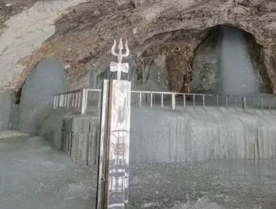 ਯਾਤਰਾ ਦੇ ਰਸਤੇ 'ਚ ਪਈ ਬਰਫ ਨੂੰ ਸਾਫ ਕਰਨ ਦਾ ਕੰਮ ਵੀ ਲਗਭਗ ਪੂਰਾ ਹੋ ਚੁੱਕਿਆ ਹੈ। ਬਰਫ਼ ਨੂੰ ਕੱਟ ਕੇ ਟ੍ਰੈਕ ਨੂੰ ਯਾਤਰੀਆਂ ਲਈ ਢੁਕਵਾਂ ਬਣਾਇਆ ਜਾ ਰਿਹਾ ਹੈ। ਫੌਜ ਦਾ ਬਾਰਡਰ ਰੋਡਜ਼ ਆਰਗੇਨਾਈਜ਼ੇਸ਼ਨ ਇੱਥੋਂ ਦੇ ਦੋਵਾਂ ਰੂਟਾਂ (ਬਾਲਟਾਲ ਅਤੇ ਚੰਦਨਵਾੜੀ) 'ਤੇ ਕੰਮ ਕਰ ਰਿਹਾ ਹੈ।