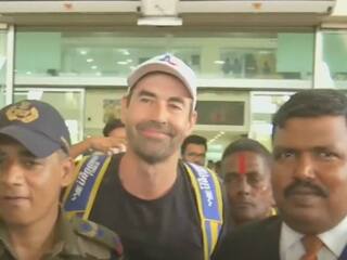 CSK Team Visit Chennai: கோப்பையுடன் சென்னை வந்த சிஎஸ்கே அணியினர்.. விமான நிலையத்தில் உற்சாக வரவேற்பு அளித்த ரசிகர்கள்..!
