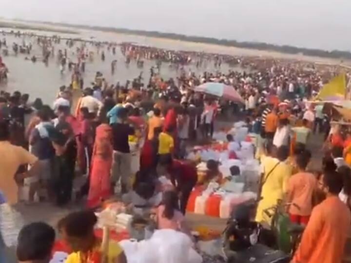 Ganga Dussehra: गंगा दशहरा के अवसर पर मंगलवार की सुबह श्रद्धालुओं ने गंगा नदी में पावन स्नान किया. इस दौरान हजारों के संख्या में श्रद्धालु गंगा स्नान के करने पहुंचे.