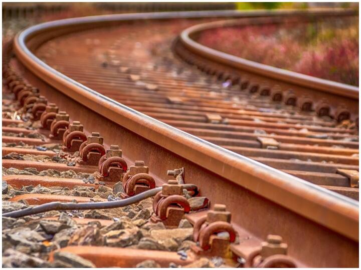 Coin On Railway Track If Someone put Coin on railway track then when will be happened Check here All details क्या रेल की पटरी पर एक सिक्का रखने से ट्रेन पलट सकती है या ट्रेन रुक सकती है?