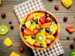 नमक छिड़ककर कभी न खाएं फल, वरना शरीर में लग जाएंगे ये रोग