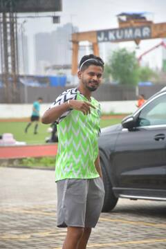 Shreyas Iyer सर्जरी के बाद जुहू में हुए स्पॉट | ENT LIVE