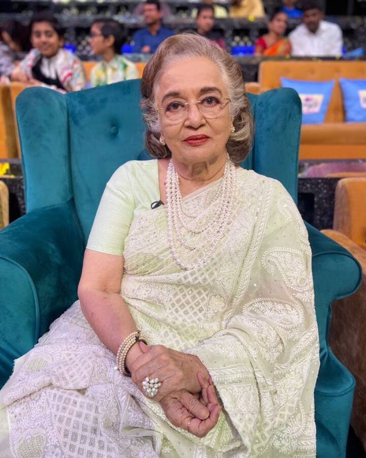 दरअसल इतना नाम शोहरत और इज्जत कमाने के बावजूद आशा पारेख अपनी जिंदगी में बिल्कुल अकेली हैं. आशा पारेख ने जिंदगी में कभी शादी नहीं की और उम्र के इस पड़ाव पर वो अकेले ही जिंदगी जी रही हैं. ऐसा नहीं हैं कि वो कभी रिश्ते में नहीं आईं और शादी नहीं करना चाहती थीं लेकिन शायद किस्मत को यहीं मंजूर था. हालांकि इसके पीछे एक दिलचस्प कहानी है जो एक इंटरव्यू के दौरान खुद आशा पारेख ने बताई थी.