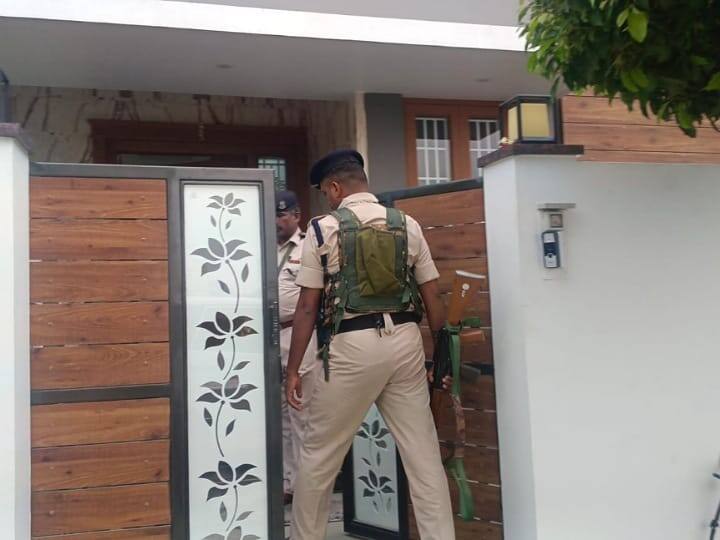 Income Tax department raids Karur Minister Senthil Balaji's relatives' houses TNN IT Raid: அமைச்சரின் உறவினர்கள் வீடுகளில்  தொடரும் சோதனை - அதிகாரிகளை தாக்கியதாக மேலும் 5 பேர் கைது