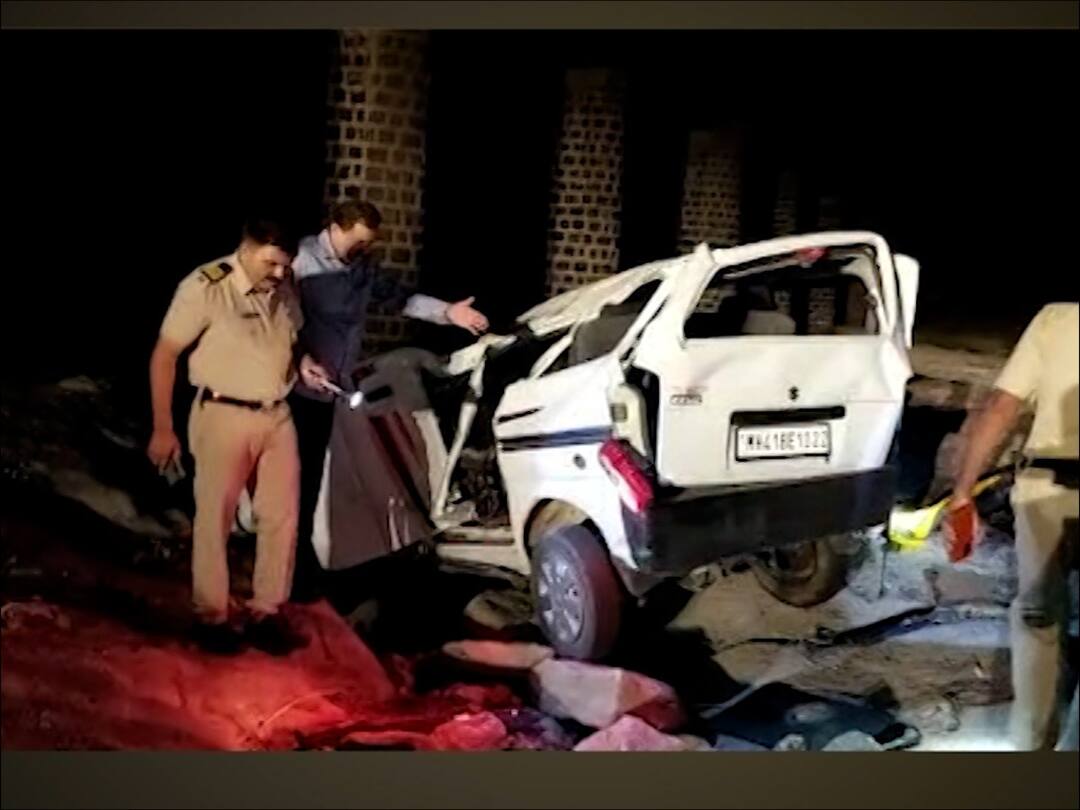 Nashik Nandgaoun Accident Updates Car fell directly from bridge into the river Three dead including 4 year old girl कठडे नसलेल्या पुलावरुन कार थेट कोसळली नदीपात्रात; 4 वर्षांच्या मुलीसह तिघांचा मृत्यू, सातजण गंभीर जखमी