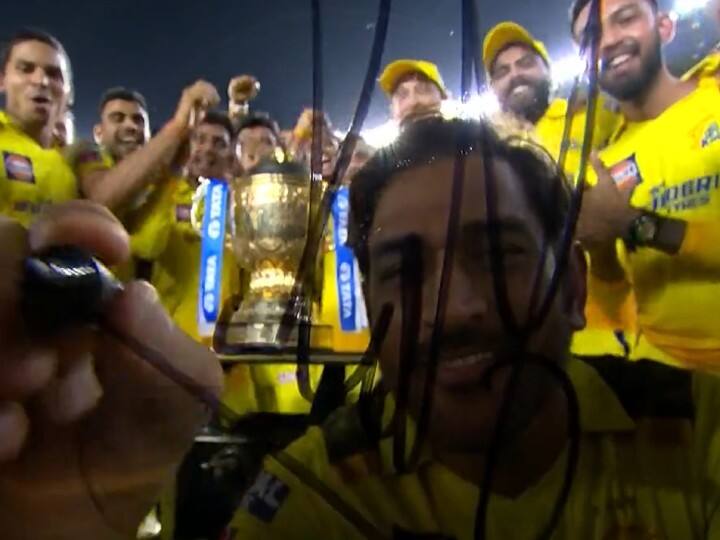 IPL 2023 MS Dhoni autograph on camera lens after chennai Super kings champion csk vs gt IPL 2023 Final: धोनी ने चैंपियन बनने के बाद कैमरा लेंस पर  दिया ऑटोग्राफ, वीडियो देख आप भी हो जाएंगे फैन