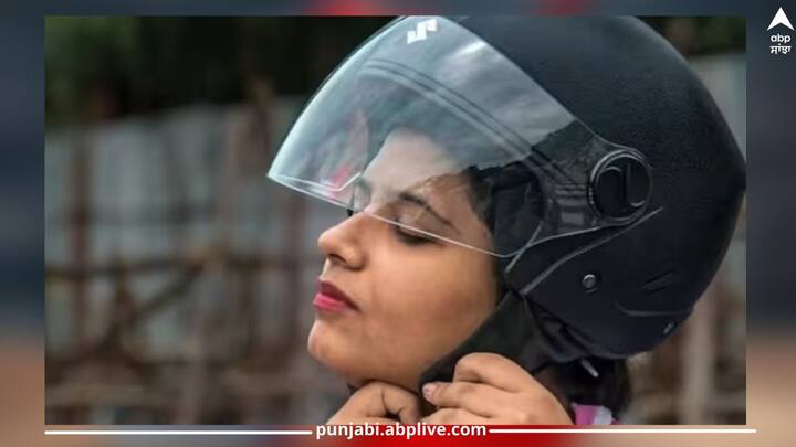 Helmet Care in Summer: ਗਰਮੀ ਦੇ ਮੌਸਮ 'ਚ ਵਾਰ-ਵਾਰ ਪਸੀਨਾ ਆਉਣ ਕਾਰਨ ਹੈਲਮੇਟ 'ਚੋਂ ਬਦਬੂ ਆਉਣ ਲੱਗਦੀ ਹੈ ਅਤੇ ਗੰਦਾ ਵੀ ਦਿਖਾਈ ਦਿੰਦਾ ਹੈ। ਜਿਸ ਨੂੰ ਸਹੀ ਸਫ਼ਾਈ ਨਾਲ ਸਾਫ਼-ਸੁਥਰਾ ਰੱਖਿਆ ਜਾ ਸਕਦਾ ਹੈ।