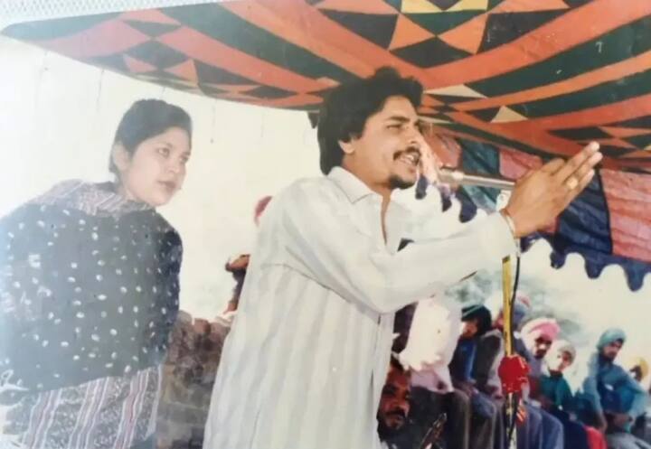 अमर सिंह चमकीला को बचपन से ही गाने का बहुत शौक था. लेकिन परिवार की आर्थिक हालत ठीक ना होने की वजह से उन्हें एक मील में काम करना पड़ा. हालांकि वो कभी संगीत से दूर नहीं हुए और काम के साथ-साथ उन्होंने गाने लिखने शुरू कर दिए.