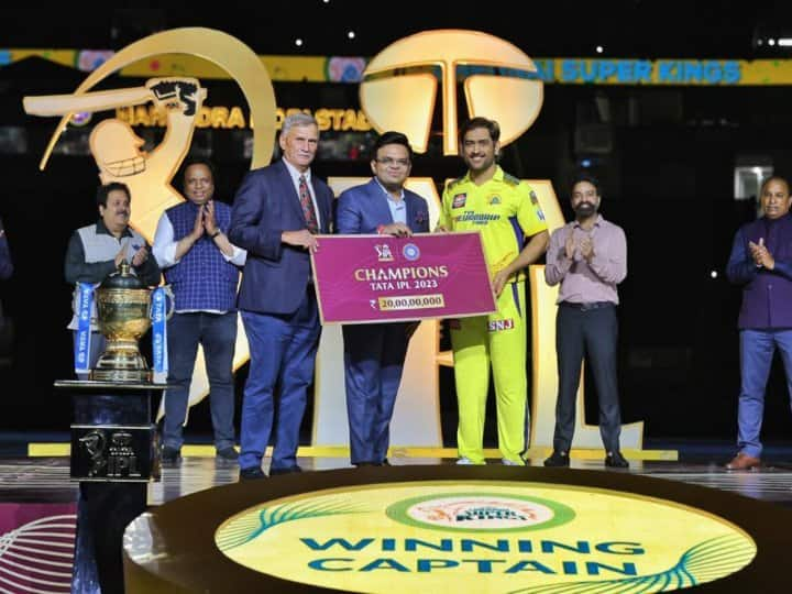 ipl 2023 chennai super kings 5th time champion prize money 20 crore rupees ms dhoni csk vs gt IPL 2023 Prize Money: चेन्नई सुपर किंग्स 5वीं बार बनी चैंपियन तो धोनी को सौंपा गया 20 करोड़ का चेक, पढ़ें किसे-कितने रुपए मिले