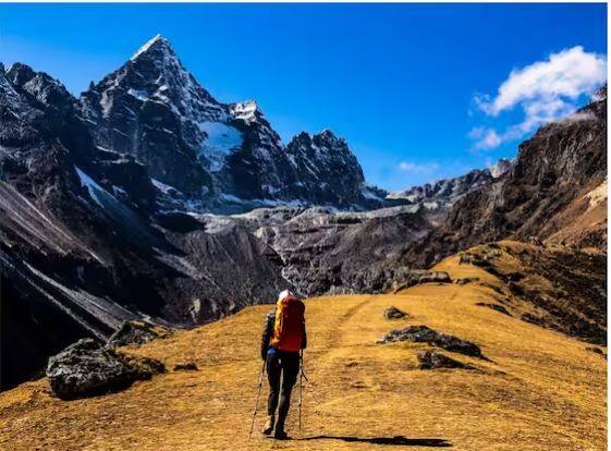 ਮਿਲਦੇ ਹਨ ਪੈਸੇ - ਤੁਹਾਨੂੰ ਦੱਸ ਦੇਈਏ ਕਿ ਜਦੋਂ ਕੋਈ ਮਾਊਂਟ ਐਵਰੈਸਟ 'ਤੇ ਜਾਂਦਾ ਹੈ ਤਾਂ ਉਸ ਲਈ ਸਭ ਤੋਂ ਪਹਿਲਾਂ ਪਰਮਿਟ ਲੈਣਾ ਪੈਂਦਾ ਹੈ ਯਾਨੀ ਮਾਊਂਟ ਐਵਰੈਸਟ 'ਤੇ ਜਾਣ ਦੀ ਇਜਾਜ਼ਤ। ਇਸ ਇਜਾਜ਼ਤ ਲਈ ਨੇਪਾਲ ਸਰਕਾਰ ਦੁਆਰਾ ਇੱਕ ਫੀਸ ਵੀ ਵਸੂਲੀ ਜਾਂਦੀ ਹੈ, ਜੋ ਕਿ ਲਗਭਗ 11,000 ਡਾਲਰ ਦੇ ਕਰੀਬ ਹੈ।