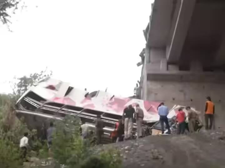 fatal road accident in Jammu Kashmir, bus falls into valley 10 dead Jammu Bus Accident: જમ્મુમાં ભયંકર રોડ દુર્ઘટના, વૈષ્ણવદૈવી જતી બસ ખીણમાં ખાબકી, 10નાં મોત