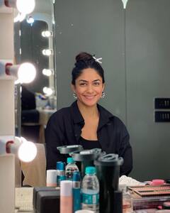 Nani 30 : மும்பையில் ஷூட்டிங் ஓவர்.. நானி 30 படக்குழுவுடன் போட்டோ எடுத்துக்கொண்ட மிருணாள் தாக்கூர்!