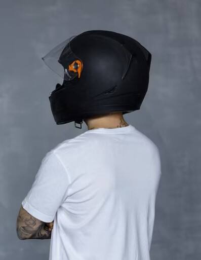 ਹੈਲਮੇਟ ਨੂੰ ਸਾਫ਼ ਕਰਨ ਦੀ ਆਦਤ ਬਣਾਓ। ਖਾਸ ਤੌਰ 'ਤੇ ਜਦੋਂ ਵੀ ਤੁਸੀਂ ਲੰਬੀ ਦੂਰੀ ਤੋਂ ਬਾਅਦ ਆਉਂਦੇ ਹੋ, ਤਾਂ ਇਹ ਗੰਦਾ ਦਿਖਾਈ ਦੇਣ ਲੱਗਦਾ ਹੈ। ਇਸ ਲਈ ਇਸ ਨੂੰ ਤੁਰੰਤ ਸਾਫ਼ ਕਰੋ। ਇਸ ਦੇ ਲਈ ਹਲਕੇ ਸਾਬਣ ਵਾਲੇ ਕੋਸੇ ਪਾਣੀ ਨਾਲ ਤੁਸੀਂ ਇਸ ਨੂੰ ਅੰਦਰੋਂ ਅਤੇ ਬਾਹਰੋਂ ਸਾਫ਼ ਕਰ ਸਕਦੇ ਹੋ। ਇਸ ਦੇ ਲਈ ਤੁਸੀਂ ਹਲਕੇ ਕੱਪੜੇ ਜਾਂ ਸਪੰਜ ਦੀ ਵਰਤੋਂ ਕਰ ਸਕਦੇ ਹੋ। ਪਰ ਇਸ ਦੇ ਲਈ ਕਿਸੇ ਵੀ ਤਰ੍ਹਾਂ ਦੇ ਕੈਮੀਕਲ ਦੀ ਵਰਤੋਂ ਨਾ ਕਰੋ, ਜੋ ਇਸ ਨੂੰ ਨੁਕਸਾਨ ਪਹੁੰਚਾ ਸਕਦਾ ਹੈ। ਇਸਦੇ ਲਈ ਕੁਝ ਸਪਰੇਅ ਵੀ ਬਜ਼ਾਰ ਵਿੱਚ ਉਪਲਬਧ ਹਨ, ਉਹਨਾਂ ਦੀ ਵਰਤੋਂ ਵੀ ਕੀਤੀ ਜਾ ਸਕਦੀ ਹੈ।