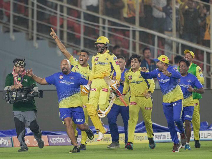 CSK vs GT IPL 2023: चेन्नई सुपर किंग्स ने गुजरात टाइटंस को हराकर आईपीएल का खिताब जीता. चेन्नई को आखिरी ओवर में रवींद्र जडेजा ने चौका लगाकर जीत दिलाई.