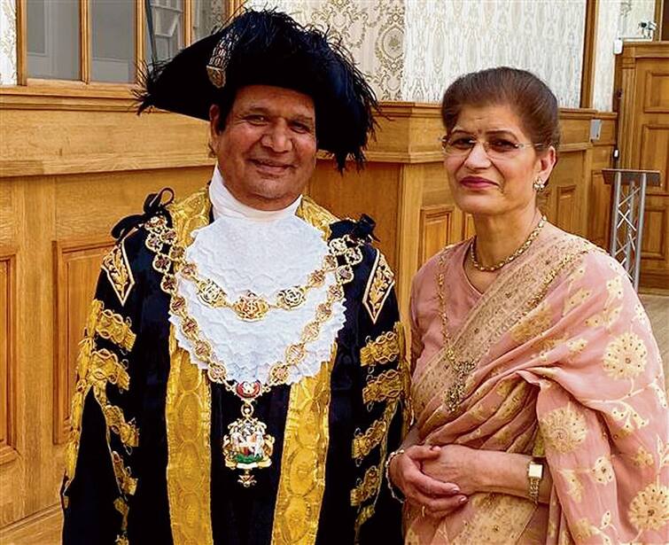 Punjabi created history in Britain Chaman Lal of Hoshiarpur became Lord Mayor of Birmingham ਪੰਜਾਬੀ ਨੇ ਸਿਰਜਿਆ ਬ੍ਰਿਟੇਨ 'ਚ ਇਤਿਹਾਸ! ਹੁਸ਼ਿਆਰਪੁਰ ਦੇ ਚਮਨ ਲਾਲ ਬਣੇ ਬਰਮਿੰਘਮ ਦੇ ਲਾਰਡ ਮੇਅਰ