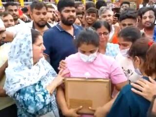 Wrestlers Protest: சோகத்துடன் கங்கை கரையில் மல்யுத்த வீரர்கள்.. வீசப்பட இருக்கும் பதக்கங்கள்..!