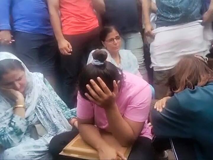 प्रदर्शन कर रहे पहलवान जैसे ही अपने विश्व और ओलंपिक पदक गंगा नदी में बहाने को तैयार हुए वैसे ही ‘हर की पौड़ी’ पर काफी भीड़ इकट्ठा हो गई थी. साक्षी, विनेश और उनकी चचेरी बहन संगीता काफी भावुक नजर आ रही थीं.