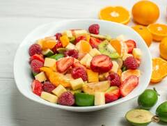 ਨਮਕ ਛਿੜਕ ਕੇ ਕਦੇ ਵੀ ਨਾ ਖਾਓ ਫਲ, ਨਹੀਂ ਤਾਂ ਹੋ ਜਾਣਗੀਆਂ ਇਹ ਬਿਮਾਰੀਆਂ