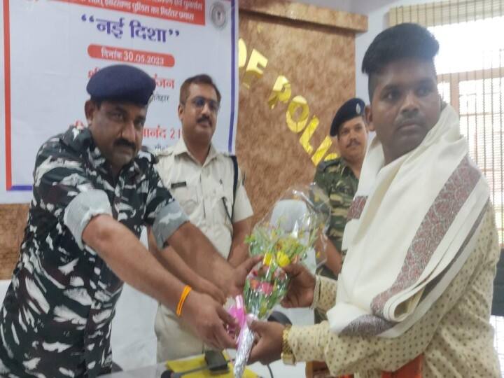 JJMP area commander and 2 lakh bounty Naxalite Raghunath Singh surrendered in Latehar ANN Jharkhand: लातेहार में 2 लाख के इनामी नक्सली रघुनाथ सिंह ने किया सरेंडर, JJMP का था एरिया कमांडर
