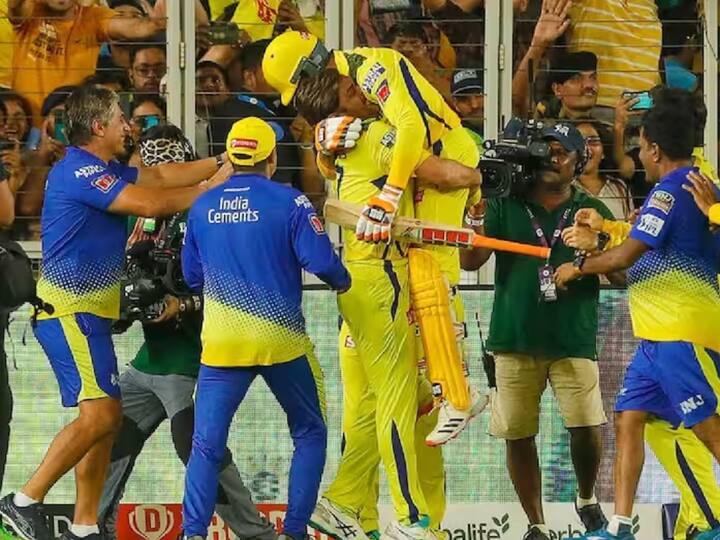 நடப்பாண்டு ஐபிஎல் தொடரின் இறுதிப்போட்டி, அகமதாபாத்தில் உள்ள நரேந்திர மோடி மைதானத்தில் நேற்று நடந்து முடிந்த நிலையில்.சென்னை அணி த்ரில் வெற்றி பெற்று, 5வது முறையாக சென்னை அணி கோப்பையை கைப்பற்றி அசத்தியது. இதனிடையே, இந்த போட்டியின் மூலம் ஐபிஎல் வரலாற்றில் பல புதிய சாதனைகள் படைக்கப்பட்டுள்ளன.