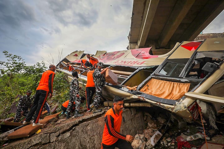 या अपघातमध्ये 10 जणांचा जागीच मृत्यू झाला आहे.