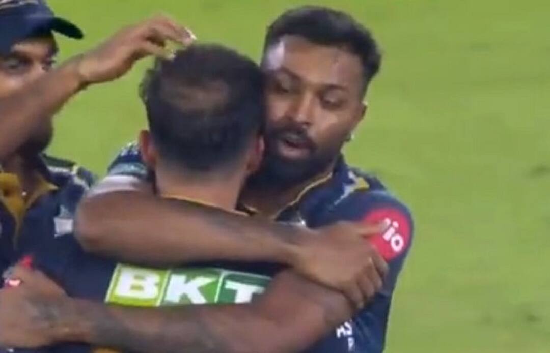 IPL Video: હાર સહન ના કરી શક્યો આ ખેલાડી, મેદાન પર જ રડી પડ્યો ધ્રૂસકે ને ધ્રૂસકે, પછી હાર્દિકે કરાવ્યો ચુપ IPL 2023 VIDEO: mohit sharma crying on the field after lose the final match against chennai super kings, captain hardik hugged him IPL Video: હાર સહન ના કરી શક્યો આ ખેલાડી, મેદાન પર જ રડી પડ્યો ધ્રૂસકે ને ધ્રૂસકે, પછી હાર્દિકે કરાવ્યો ચુપ