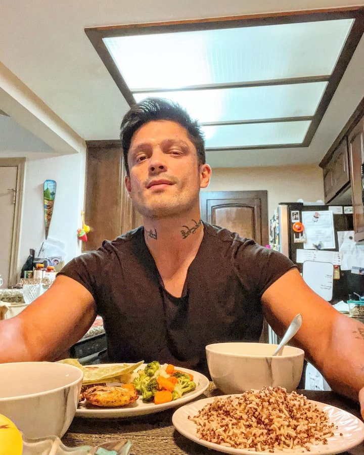 सिद्धार्थ ने बताया कि उन्हें वहां ग्रीन कार्ड मिल गया है और अब वो वहां कि सिटीज़नशिप के लिए भी अप्लाई कर सकते हैं.