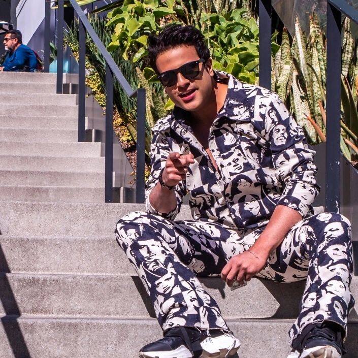 इन दिनों कृष्णा कपिल शर्मा के साथ उनके शो में नजर आ रहे हैं. जिसमें वो कभी सपना ब्यूटी पार्लर वाली तो कभी बी-टाउन के स्टार्स की मिमिक्री करते नजर आते हैं. जिसका फैंस खूब लुत्फ उठाते हैं.