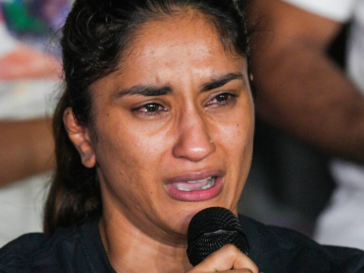 Wrestlers Protest : 'सुनो द्रौपदी...', ब्रिजभूषण सिंह यांच्यावर आरोपपत्र दाखल झाल्यानंतर विनेश फोगटने शेअर केली कविता wrestlers protest vinesh phogat shares poem suno draupadi after chargesheet filed against brij bhushan singh Wrestlers Protest : 'सुनो द्रौपदी...', ब्रिजभूषण सिंह यांच्यावर आरोपपत्र दाखल झाल्यानंतर विनेश फोगटने शेअर केली कविता