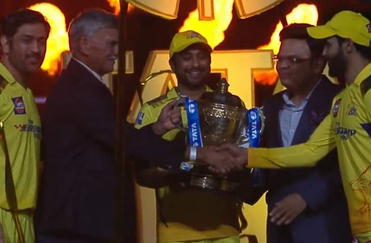 IPL 2023 Final CSK vs GT MS Dhoni put forward Ambati Rayudu while receiving the trophy Watch: धोनी ने एक बार फिर जीता फैंस का दिल, चैंपियन बनने के बाद ट्रॉफी लेने के लिए रायडू को किया आगे