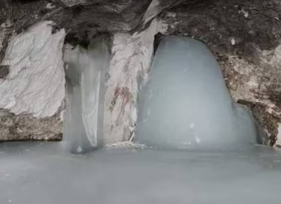 ਜਾਰੀ ਕੀਤੀਆਂ ਗਈਆਂ ਤਸਵੀਰਾਂ 'ਚ ਪਵਿੱਤਰ ਸ਼ਿਵਲਿੰਗ ਦੇ ਨਾਲ-ਨਾਲ ਮਾਂ ਪਾਰਵਤੀ ਅਤੇ ਗਣੇਸ਼ ਦਾ ਪ੍ਰਤੀਕ ਮੰਨੀ ਜਾਂਦੀ ਹਿਮਸਤਿੰਬ ਨੂੰ ਵੀ ਪੂਰੇ ਆਕਾਰ 'ਚ ਦੇਖਿਆ ਜਾ ਸਕਦਾ ਹੈ।