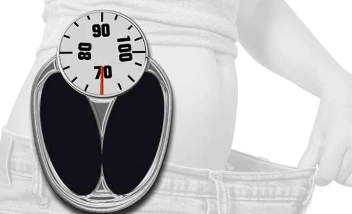 ইঞ্চি টেপ তো বটেই, ওজন নিয়ন্ত্রণে রাখতে বাডি়তে ওজন মাপার যন্ত্রও রেখে দিই আমরা কেউ কেউ, যাতে মাঝে মধ্যেই নিজেদের ওজন মেপে দেখে নিতে পারি। কিন্তু ওজন মাপারও সঠিক পদ্ধতি রয়েছে।