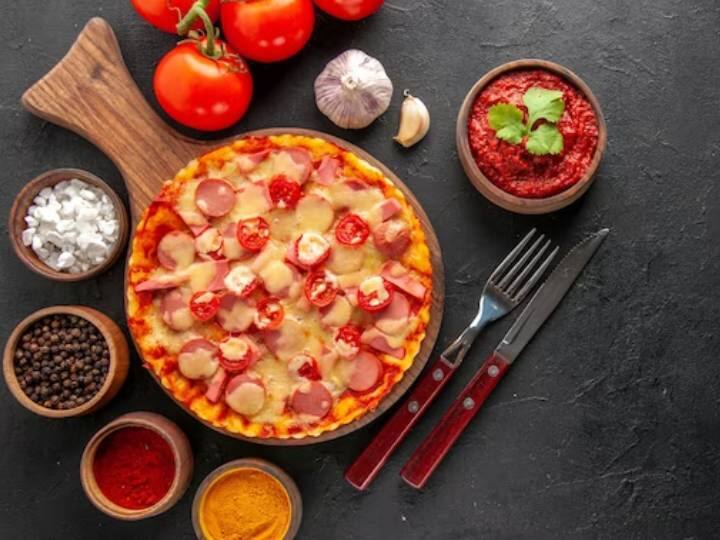 इस स्वादिष्ट रेसिपी को तैयार करने के लिए सबसे पहले प्याज़, अजवायन, लहसुन की कलियां, लाल शिमला मिर्च लें और उन्हें बहते पानी के नीचे धो लें. एक साफ चॉपिंग बोर्ड का उपयोग करके, उन्हें अलग-अलग काट लें और एक तरफ रख दें.