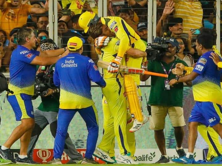 Dhoni celebrates by lifting Jadeja in his lap, emotional moment after becoming champion of Chennai