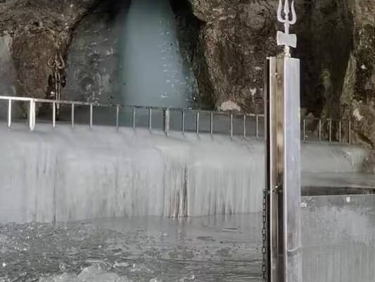 ਅਮਰਨਾਥ ਯਾਤਰਾ ਨੂੰ ਅਧਿਕਾਰਤ ਤੌਰ 'ਤੇ ਸ਼ੁਰੂ ਹੋਣ 'ਚ ਇਕ ਮਹੀਨਾ ਬਾਕੀ ਹੈ ਅਤੇ ਅਧਿਕਾਰੀ ਅਤੇ ਸੁਰੱਖਿਆ ਬਲ ਦੇ ਜਵਾਨ ਗੁਫਾ 'ਚ ਪਹੁੰਚ ਗਏ ਹਨ।