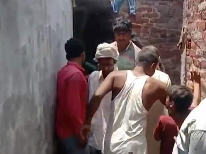 Kushinagar 4 people death after falling into sewer tank labour death UP Police tussle with relatives Kushinagar News: कुशीनगर में सीवर की टंकी में गिरने से 4 लोगों की मौत, गुस्साए परिजनों की पुलिस से नोकझोंक, पहुंचे DM और एसपी