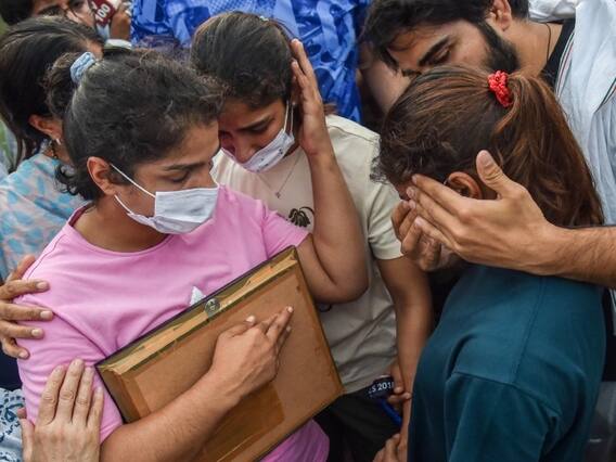 Wrestlers Protest: गुस्सा, आंखों में आंसू और हाथों में मेडल...गंगा में पदक बहाने पहुंचे पहलवानों की तस्वीरें देखें Wrestlers Protest: गुस्सा, आंखों में आंसू और हाथों में मेडल...गंगा में पदक बहाने पहुंचे पहलवानों की तस्वीरें देखें