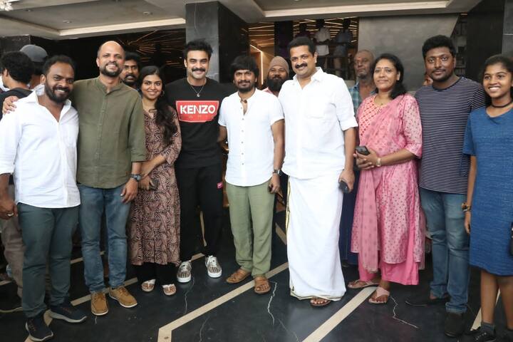 இப்படத்தில் டோவினோ தாமஸ், ஆசிஃப் அலி, குஞ்சாகா போபன், வினீத் ஸ்ரீனிவாசன், கலையரசன், நரேன், அபர்ணா பாலமுரளி, லால் உள்ளிட்ட பலரும் நடித்திருந்தனர்