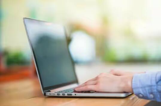 ਸਭ ਤੋਂ ਪਹਿਲਾਂ Shift, ਫਿਰ Ctrl, ਫਿਰ ਵਿੰਡੋਜ਼ ਅਤੇ ਅਖੀਰ ਵਿੱਚ B ਨੂੰ ਦਬਾਉਣਾ ਹੈ। ਕੀਬੋਰਡ ਬਟਨ ਦਬਾਉਂਦੇ ਸਮੇਂ, ਆਪਣੀ ਉਂਗਲੀ ਨੂੰ ਪਿਛਲੇ ਬਟਨ ਤੋਂ ਨਾ ਹਟਾਓ, ਸਾਰੇ ਬਟਨਾਂ ਨੂੰ ਦਬਾਉਣ ਤੋਂ ਬਾਅਦ ਹੀ ਉਂਗਲਾਂ ਨੂੰ ਹਟਾਓ।