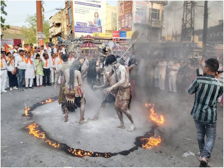 chittorgarh locals and artists take out Shiv Baraata in a unique way who applied ashes on the body ann Chittorgarh: आग के गोलों के बीच शरीर पर भस्म लगा किया नृत्य, भगवान शिव की शोभायात्रा देखने उमड़ पड़ी भीड़
