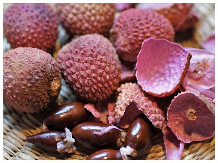 shocking benefits of lychee peel beneficial for glowing skin Benefits of lychee peel: लीची के छिलकों से होते हैं ये आश्चर्यजनक फायदे. पढ़ेंगे तो हो जाएंगे हैरान