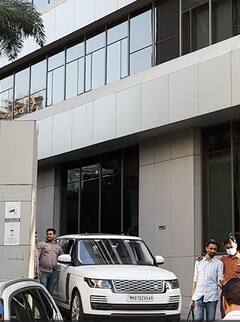 मुकेश अंबानी की बहू श्लोका मेहता ने दिया बेटी को जन्म, गाड़ियों का काफिला लेकर हॉस्पिटल पहुंचा अंबानी परिवार